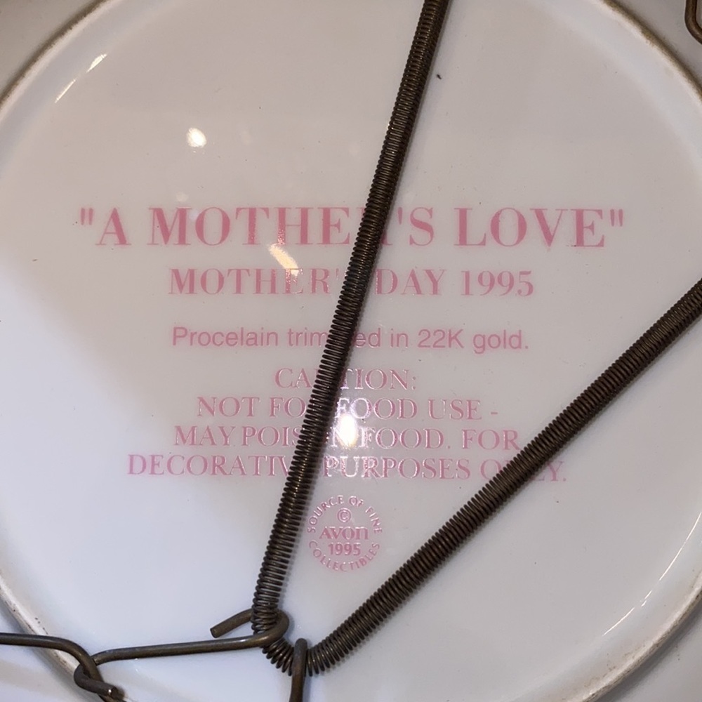 Bx47 A Mothers Love 1995 Avon porcelain trimmed in 22k gold - Picture 3 of 4